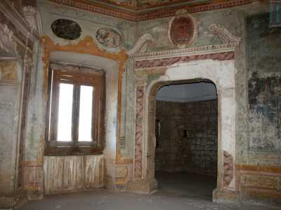 Dal salone � possibile accedere ad altre numerose stanze decisamente pi� semplici rispetto a quella principale e dotate di caminetti. Quattro di queste sono collocate in corrispondenza delle torri laterali: vi si entra attraverso entrate costituite da due stretti pilastri in finto marmo rosa che terminano in un timpano spezzato
